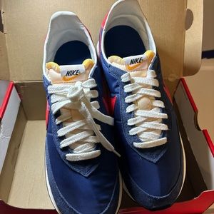 CLASSIC NIKE low cut nylon and suede runners NICE!!